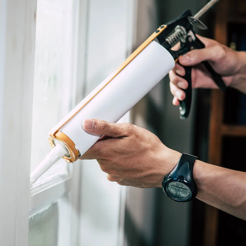 Fensterfugen die mit der Silikonpistole beim Kunden in Hamburg gespritzt werden