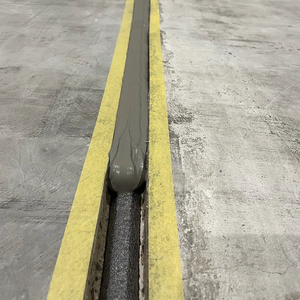 Close up von frischer Brandschutzfuge die in einer Werkstatt in Hamburg verfugt wird